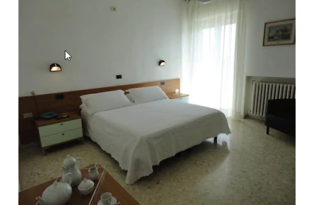 Hotel Riviera Bari Buitenkant foto