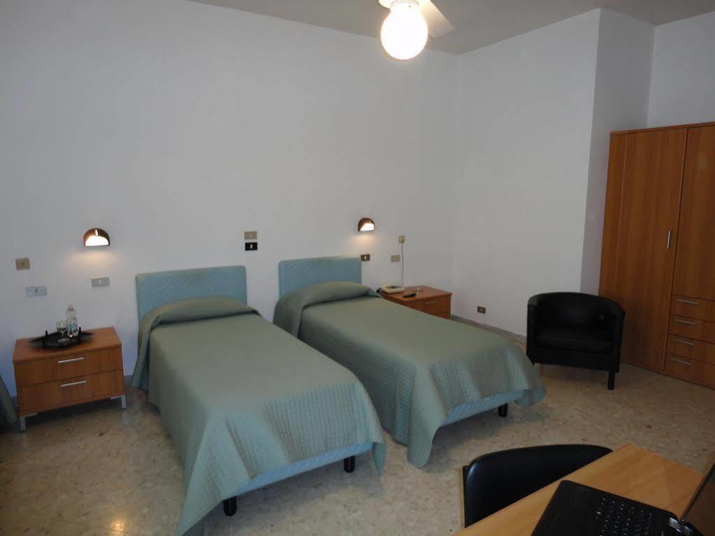 Hotel Riviera Bari Buitenkant foto